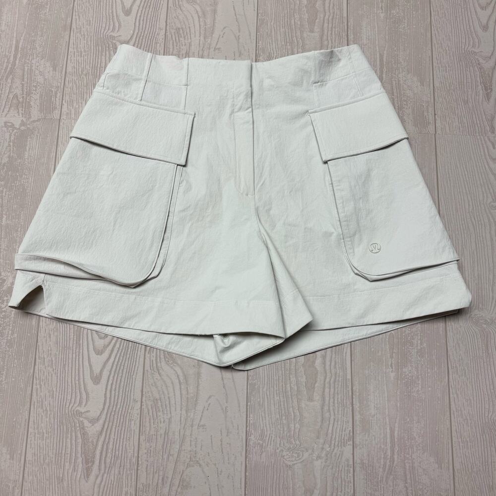 Lululemon Womens High Rise Cargo Shorts White Ivory NWT Pockets